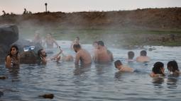 Warga Israel menikmati berendam di kolam air panas di utara Dataran Tinggi Golan, dekat pemukiman Shaal, 4 November 2017. Dataran Tinggi Golan terkenal dengan kolam air panas yang berasal dari aliran pipa pengeboran di Lembah Hula ini. (ENAHEM KAHANA/AFP)