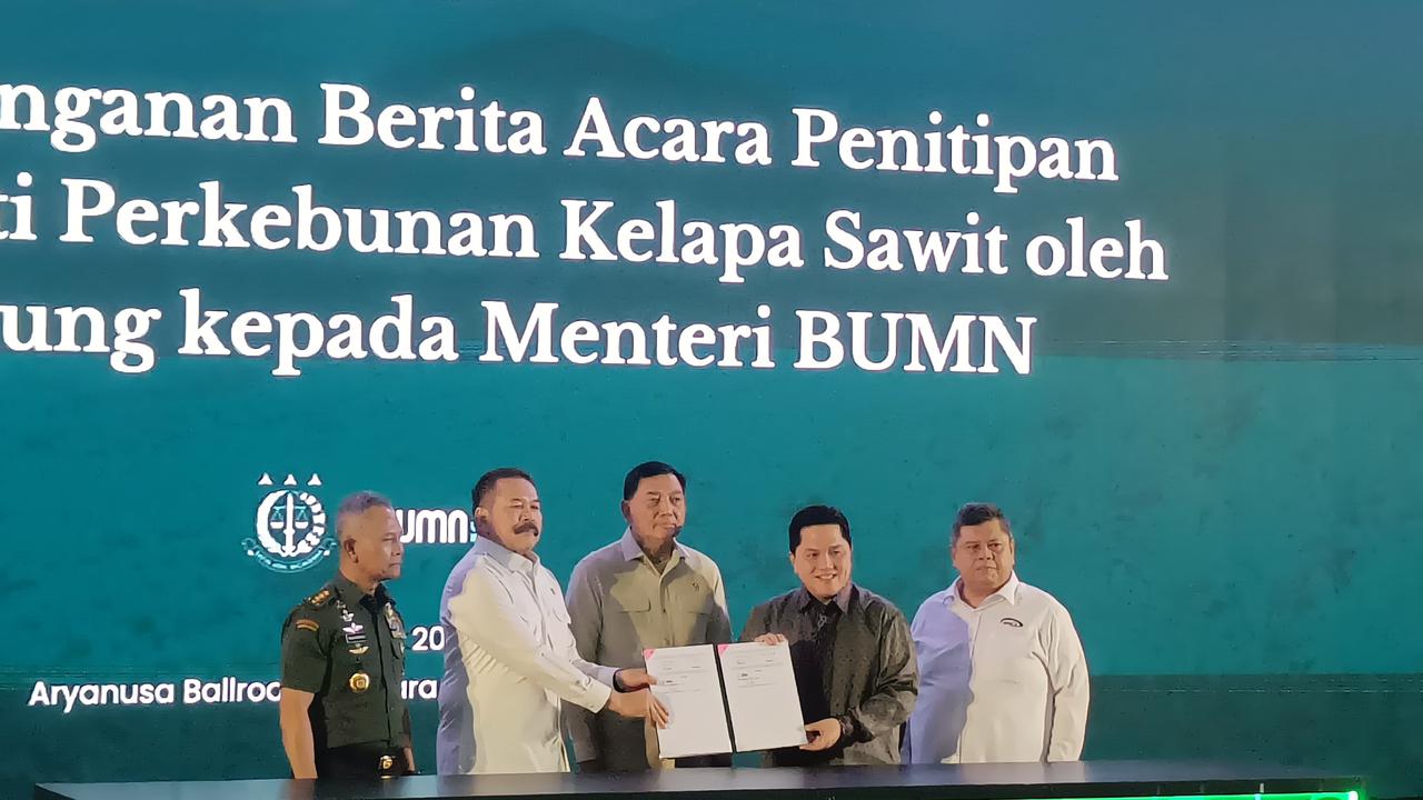 Jaksa Agung Serahkan Lahan Sawit 221.000 Hektare Hasil Sitaan ke Menteri BUMN Erick Thohir