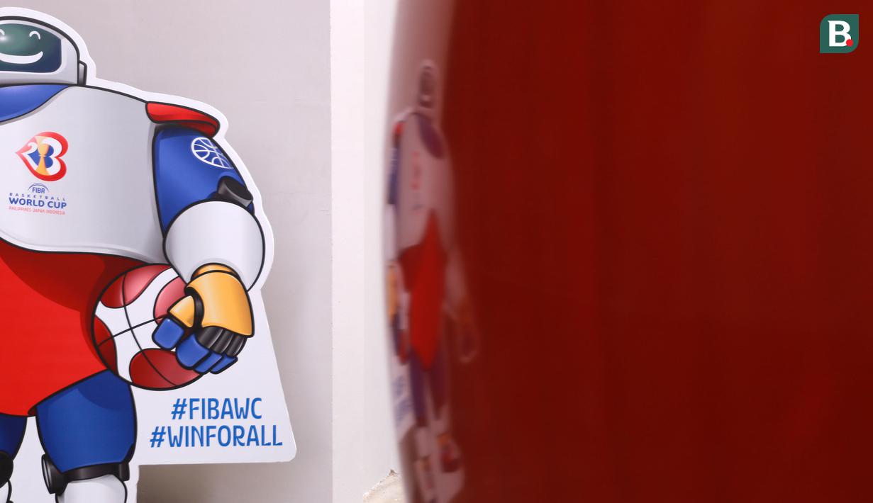 Papan bergambar maskot FIBA, JIP di halaman depan Indonesia Arena, Senayan, Jakarta menjelang Piala Dunia FIBA 2023 pada Kamis (24/08/2023). (Bola.com/Bagaskara Lazuardi)