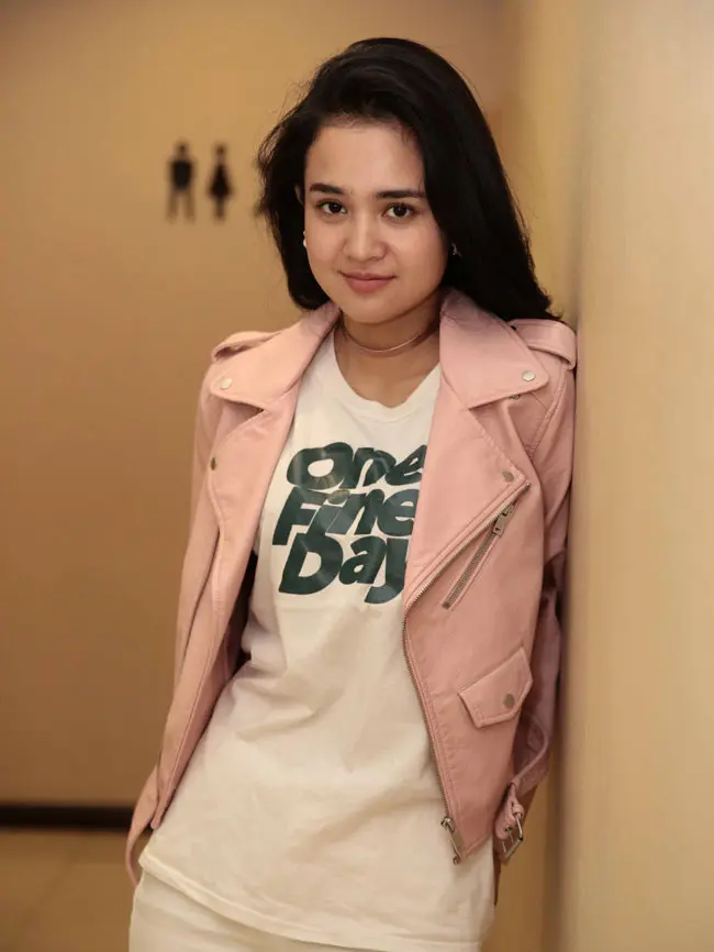 Di acara meet and greet itu, Michelle Ziudith bersama Jefri Nichol dan Maxime Bouttier juga berbagi souvenir atau merchandise dari film One Fine Day yang akan tayang pada 12 Oktober 2017 mendatang. (Nurwahyunan/Bintang.com)