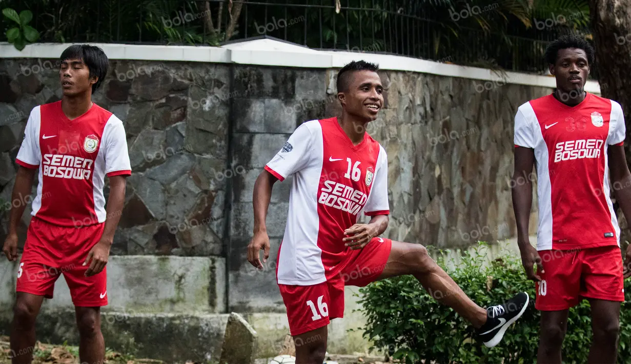 Pemain PSM Makassar, Ridwan Tawainella, melakukan pemanasan saat berlatih di sekitar perumahan Patra Jasa, Jakarta Selatan, Jumat (8/4/2016). Latihan ini merupakan persiapan jelang Trofeo Persija. (Bola.com/Vitalis Yogi Trisna)