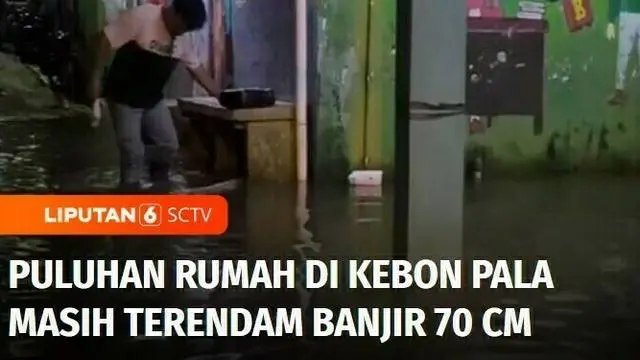 Puluhan rumah di kawasan Kebon Pala, Kampung Melayu, Jatinegara, Jakarta Timur, masih terendam banjir pada Jumat malam. Ketinggian banjir mencapai 70 centimeter.