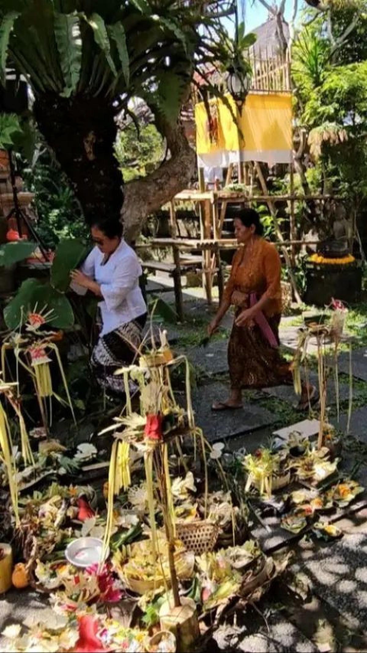 Inilah sekilas momen upacara mecaru yang diabadikan oleh Lulu Tobing.