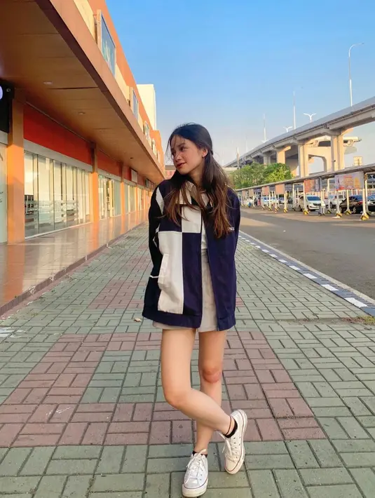 <p>Jacket and short pants sangat cocok untuk dikenakan saat hendak sarapan pagi di Bali, lho. (instagram/bellagap)</p>