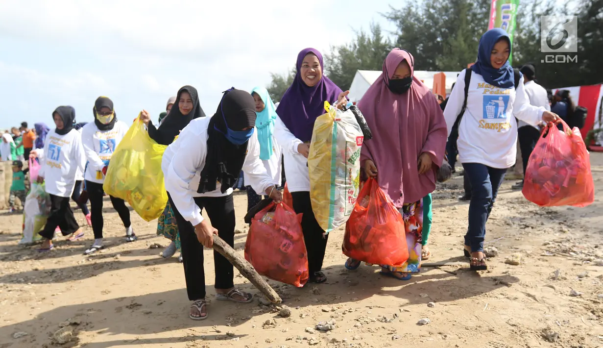 Masyarakat bersama pelajar dan TNI-Polri melakukan bersih-bersih sampah di Pantai Lamaru, Balikpapan, Kalimantan Timur, Selasa (23/7/2019). Pertamina dan Bhayangkari mengajak masyarakat Balikpapan untuk peduli lingkungan agar tidak membuang sampah sembarangan. (Liputan6.com/Angga Yuniar)
