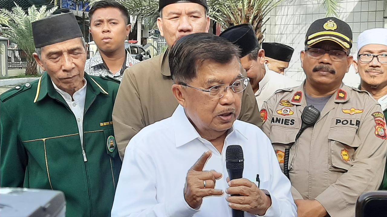 Ketua Umum Pimpinan Pusat Dewan Masjid Indonesia (DMI) Jusuf Kalla menganjurkan jemaah yang hendak menunaikan salat di masjid membawa sajadah.