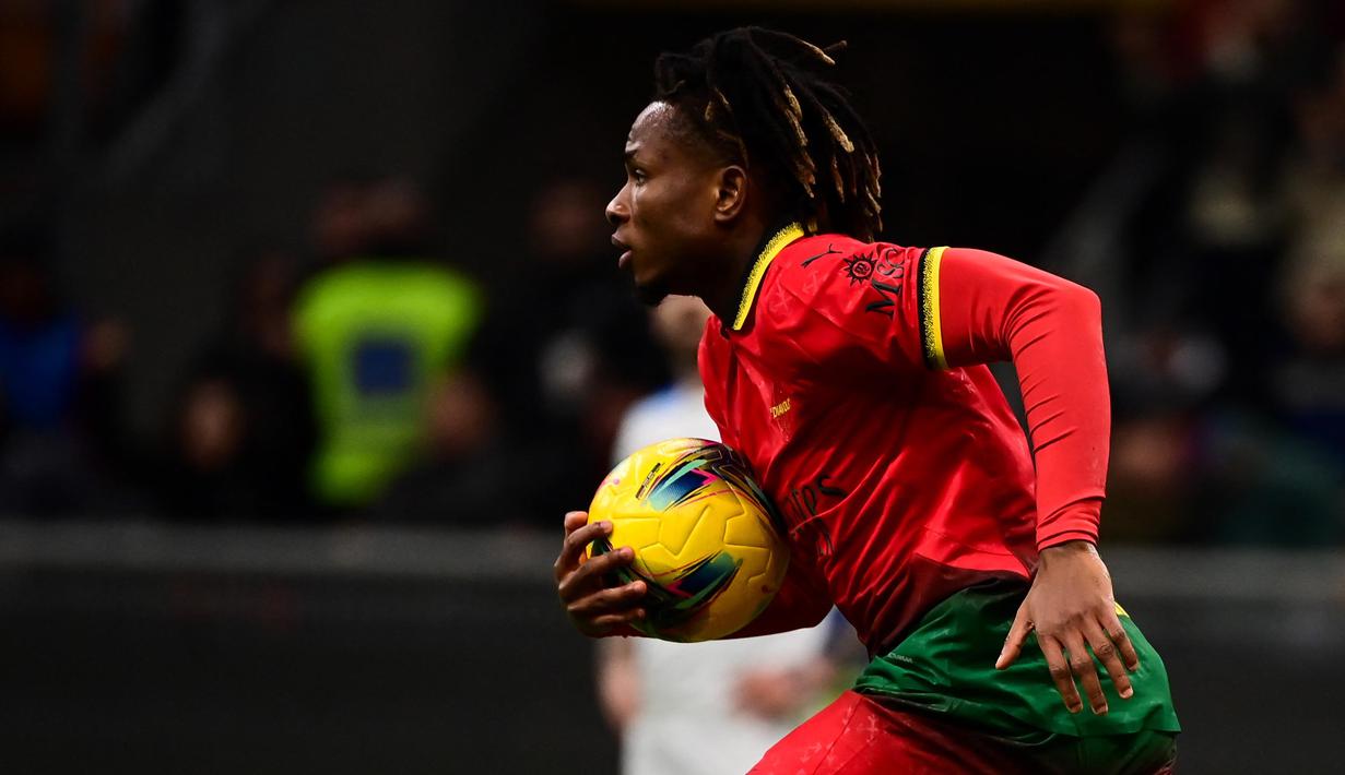 Di babak kedua, AC Milan berhasil mencetak gol penyeimbang lewat sundulan Samuel Chukwueze di menit ke-85. (Piero CRUCIATTI/AFP)