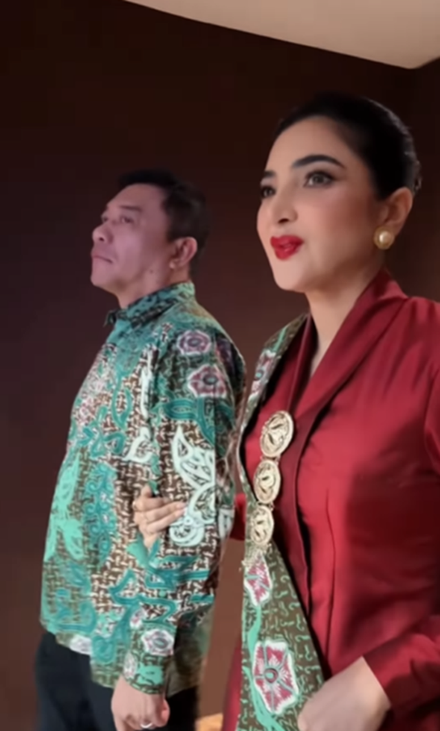 Sarah Menzel wisuda S1 dua kali setahun, intip 5 gaya menawan Ashanty istri Anang saat hadiri acaranya