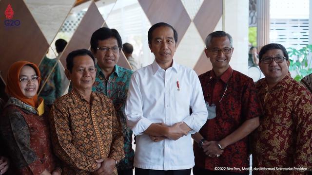 Presiden Jokowi Bersama Teman-temannya