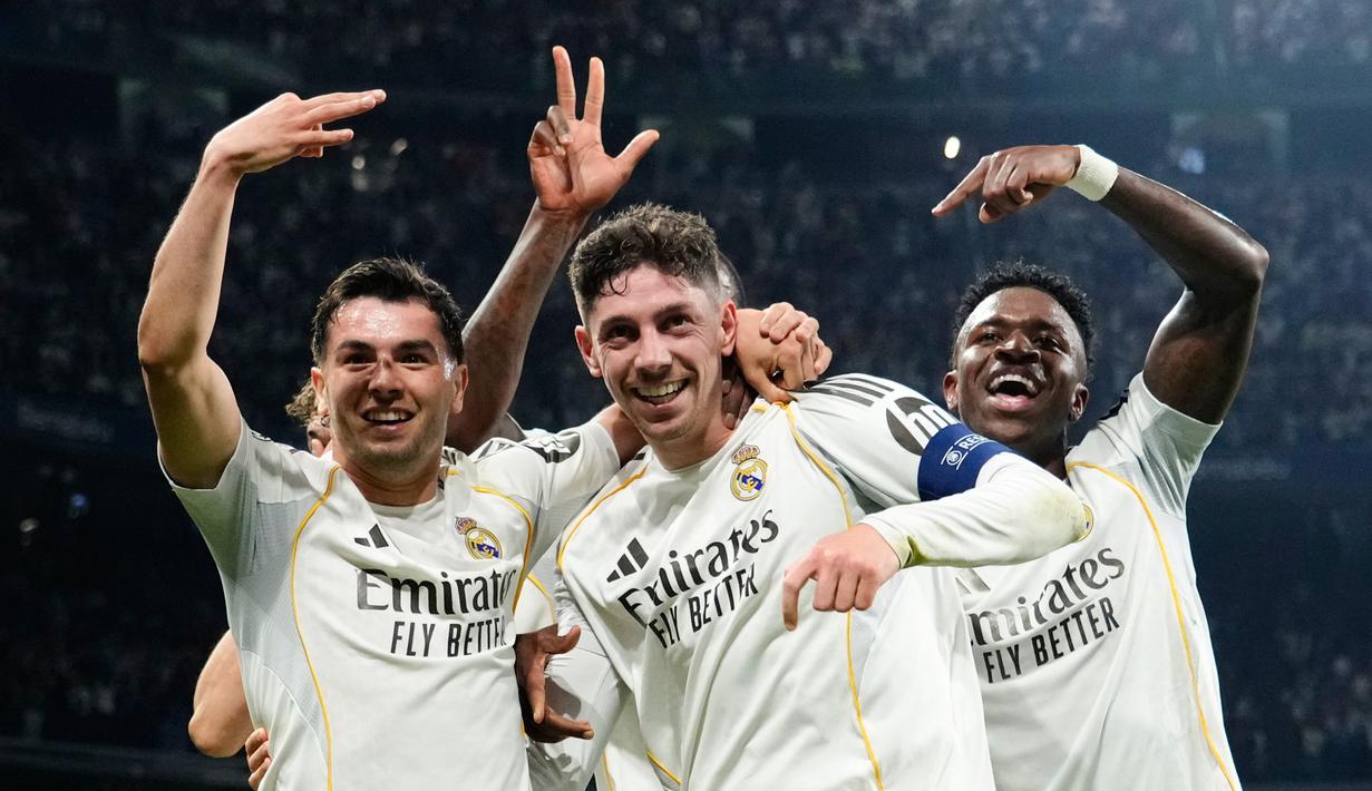 Pemain Real Madrid merayakan gol yang dicetak oleh Federico Valverde ke gawang Manchester City pada laga leg pertama babak 16 besar Liga Champions di Stadion Santiago Bernabeu (12/3/2026). (AP Photo/Jose Breton)
