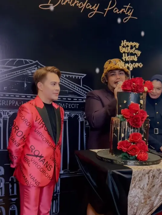 Diketahui Ivan Gunawan dan Hans Virgoro memang jadi partner kerja. Mereka kerap terlihat kompak lewat berbagai proyek modelling dan seremonial. Lebih dari itu, aktor yang baru saja operasi hidung ini sering mengunggah momen liburan bareng Hans Virgoro. (Liputan6.com/IG/@hans_virgoro88).