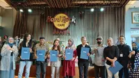 Musisi mendapatkan penghargaan dari LMK Pelari Nusantara dalam acara Halal Bihalal
