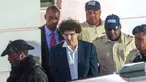 Pendiri FTX Sam Bankman-Fried (tengah) dibawa pergi dengan tangan diborgol oleh petugas Kepolisian Kerajaan Bahama di Nassau, Bahamas, 13 Desember 2022. Kantor Kejaksaan Agung Bahama mengumumkan bahwa Sam Bankman-Fried telah ditangkap dan kemungkinan akan diekstradisi dalam waktu singkat kembali ke Amerika Serikat untuk diadili. (Mario Duncanson/AFP)
