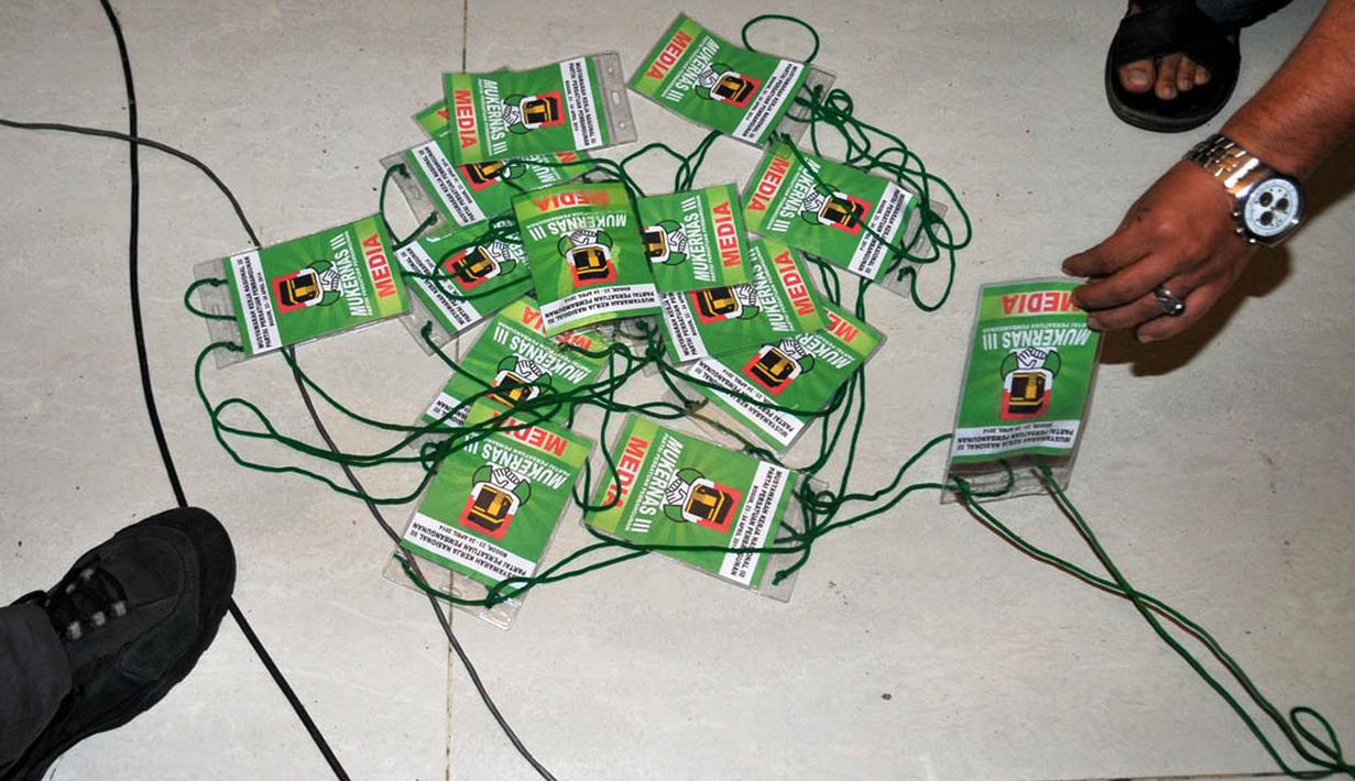 Wartawan sempat memboikot dengan meletakkan ID press panitia Mukernas akibat pengusiran yang dilakukan peserta mukernas di Cisarua, Bogor, Kamis (24/4/14). (Liputan6.com/Johan Tallo)
