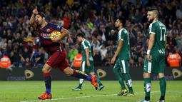 Selebrasi Luis Suarez setelah mencetak gol pertama ke gawang Eibar dalam laga La Liga Spanyol di Stadion Camp Nou, Barcelona, Senin (26/10/2015) dini hari WIB. (Reuters/Albert Gea)