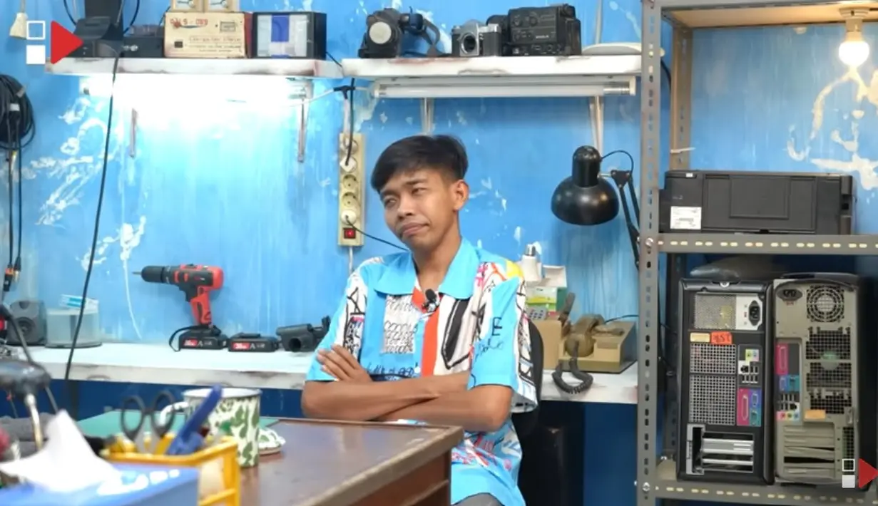 Pada minggu kedua, Dede diajak ke showroom mobil. "Showroom pikiran kita showroom motor dong ah duit lima juta juga cukup nih. Taunya showom truk fuso," kata Dede tertawa. [Youtube/HAS Creative]