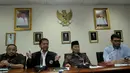 Ketua F-PKS di DPR Jazuli Juwaini (kedua kanan) dan Kasubdit Peran Serta Masyarakat BNN Dik Dik Kusnadi (kedua kiri) saat tes urine bagi semua anggota DPR fraksi PKS  di Komplek Parlemen Senayan, Jakarta, Kamis (26/3/2015). (Liputan6.com/Andrian M Tunay)