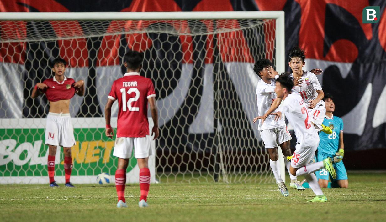 Para pemain Timnas Myanmar U-16 merayakan gol ke gawang Indonesia U-16 yang dicetak oleh Nay Min Htet (kanan) dalam laga semifinal Piala AFF U-16 2022 antara Indonesia U-16 melawan Myanmar U-16 di Stadion Maguwoharjo, Sleman, Rabu (10/8/2022) malam WIB. (Bola.com/Bagaskara Lazuardi)