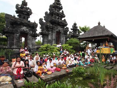 Sejumlah umat Hindu (Bali) di Eropa hadir dalam perayaan Saraswati di Pura Agung Santi Bhuwana yang berada di dalam lokasi Pairi Daiza Zoo and Botanical Garden yang tarletak di kota Brugelette propinsi Hainaut di Belgia, (26/6). (Arie Asona)