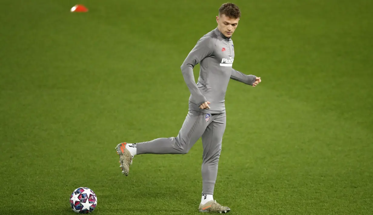 Bek Atletico Madrid, Kieran Trippier mengontrol bola selama sesi latihan tim di Anfield, Liverpool, Inggris (10/3/2020). Atletico Madrid akan bertanding melawan Liverpool pada leg kedua babak 16 besar Liga Champions. (Martin Rickett / PA via AP)
