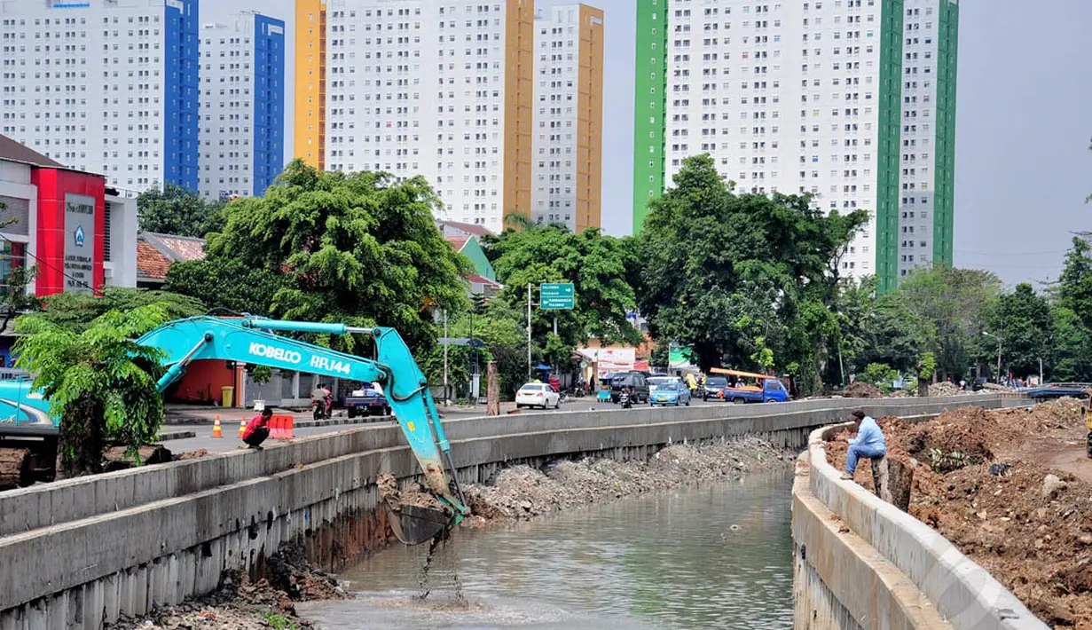 Pembuatan turap ini merupakan bagian dari normalisasi kali-kali untuk mengantisipasi luapan kali saat hujan deras melanda Jakarta, Selasa (17/6/14). (Liputan6.com/Faizal Fanani)