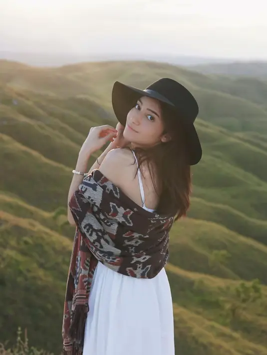Dalam liburannya tersebut, tempat yang kerap ia unggah adalah saat liburan ke pantai seperti waktu di Bali bersama sahabat. Saat liburan, penampilannya pun kerap curi perhatian, seperti saat kenakan mini dress. (Liputan6.com/IG/@danniasalsabilla)