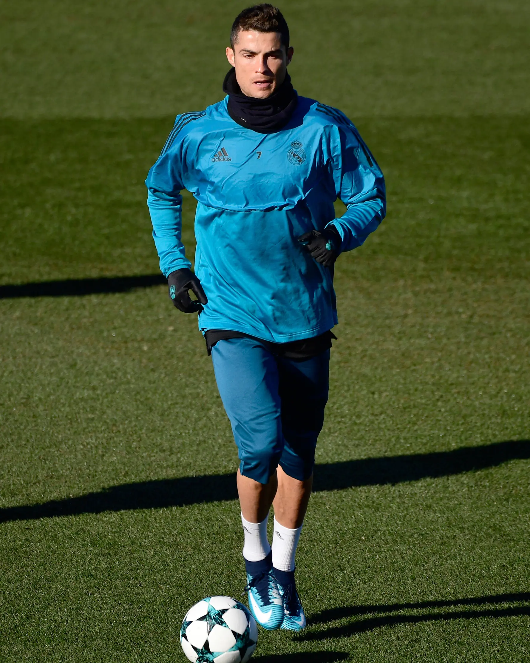 Penyerang Real Madrid, Cristiano Ronaldo membawa bola saat mengikuti latihan di  Valdebebas Sport City, Madrid (5/12). Pada pertemuan sebelumnya Madrid menang 3-1 di Markas Dortmund. (AFP/Pierre-Philippe Marcou)