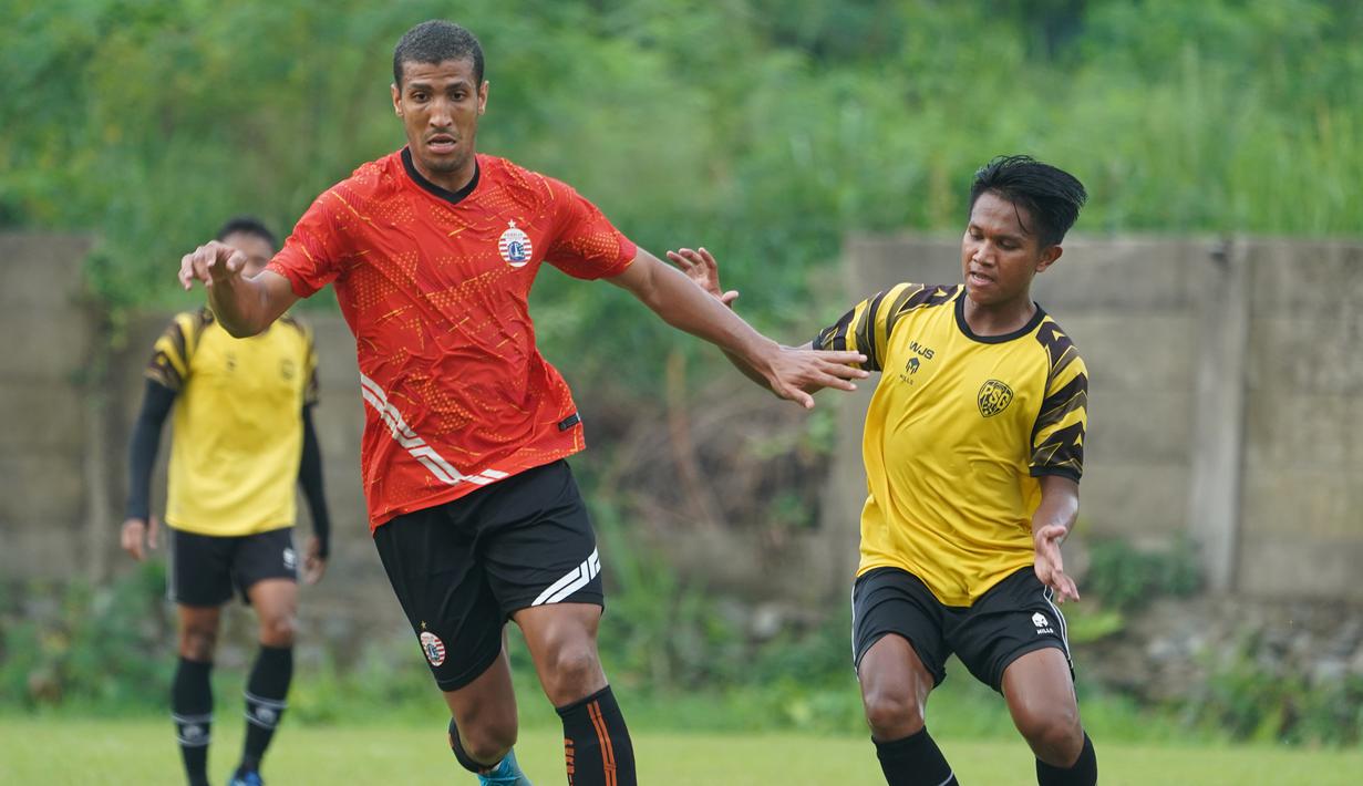 Pertahanan Persija Jakarta yang digalang Yann Motta (kiri) akhirnya tembus lewat gol yang dicetak bek AHHA PS Pati FC, Syahrul Lasenari melalu sundulan kepala memanfaatkan umpan Iqbal Al Ghuzat. (Foto: Dok. Persija)