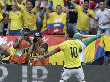  Radamel Falcao (kiri) merayakan gol bersama James Rodriguez saat melawan Brasil pada laga kualifikasi Piala Dunia 2018 di Roberto Melendez stadium, Barranquilla, Kolombia, (5/9/2017). Kolombia bermain imbang 1-1 lawan Brasil. (AP/Fernando Vergara)