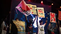 Pada penampilannya di ajang Indonesia Greaser Party 2015, Superman Is Dead (SID) mengajak agar para penonton mendukung gerakan Bali Tolak Reklamasi, Jakarta, Minggu (12/4/2015). (Liputan6.com/Faizal Fanani)
