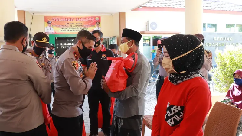 Akpol 1991 membagikan sejumlah paket sembako di Banten. (Istimewa)