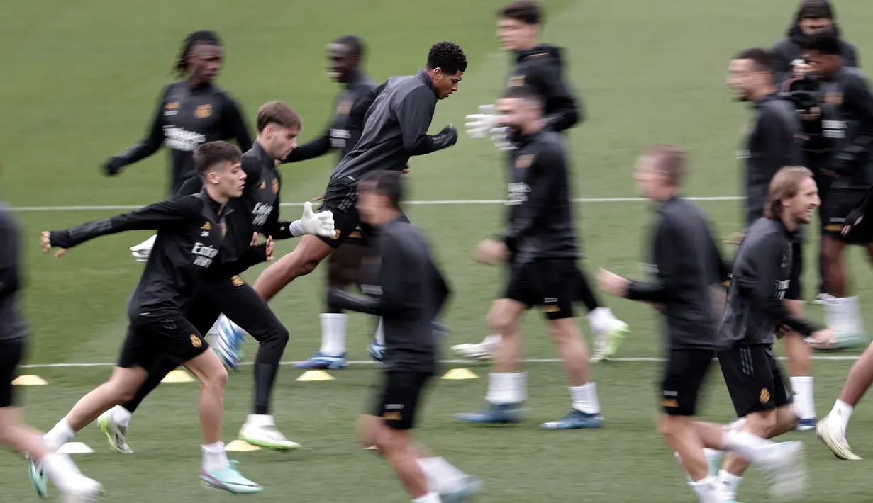 Gelandang Real Madrid #5 Jude Bellingham (tengah) menghadiri sesi latihan menjelang lanjutan Liga Champions, di Valdebebas Sport City di Madrid, Selasa (7/11/2023). (Thomas COEX / AFP)