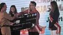 Gubernur DKI Jakarta Anies Baswedan secara simbolis menyerahkan kartu pembayaran Samsat Digital dan Pembayaran Non Tunai di Jakarta, Senin (26/3). Selain mempermudah, sistem ini juga untuk menghindari terjadinya pungli. (Merdeka.com/Iqbal Nugroho)