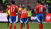 Bek Cile #17, Gabriel Suazo, penyerang #10, Alexis Sanchez, dan gelandang #18, Rodrigo Echeverria, bereaksi setelah absen dalam pertandingan kualifikasi Piala Dunia FIFA 2026 Amerika Selatan antara Bolivia dan Cile, di stadion Municipal El Alto di El Alto, Bolivia, Rabu WIB (11-6-2025). (AIZAR RALDES/AFP)