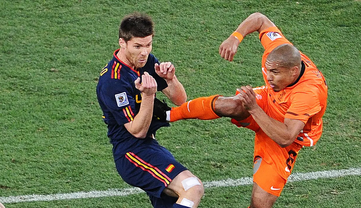 Nigel De Jong - Nigel De Jong adalah pemain kasar yang pernah ada dalam sejarah sepakbola. Kontroversi yang paling diingat oleh public adalah saat De Jong melayangkan tendangan kungfu pada Xabi Alonso di final Piala Dunia 2010 lalu. (AFP/Carl De Souza)