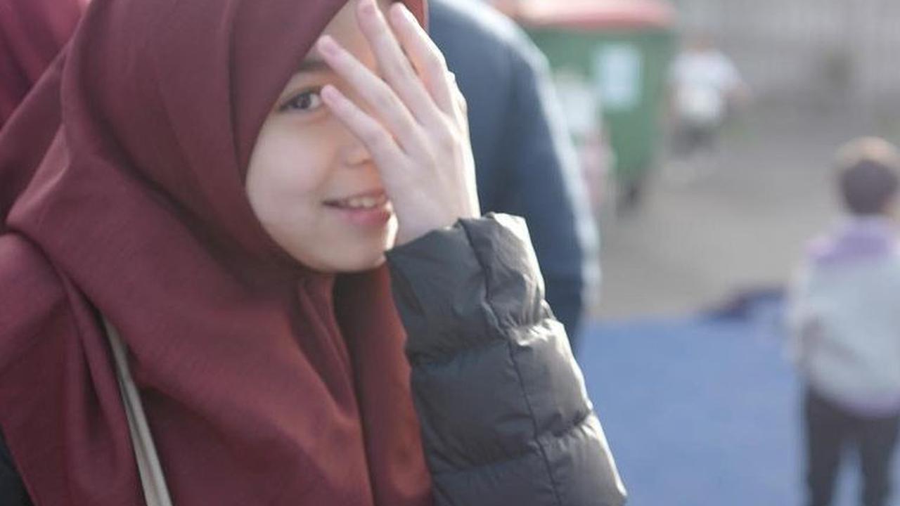 Sienna kini memilih berhijab di usia 10 tahun. Ia tampil cantik dengan hijabnya.