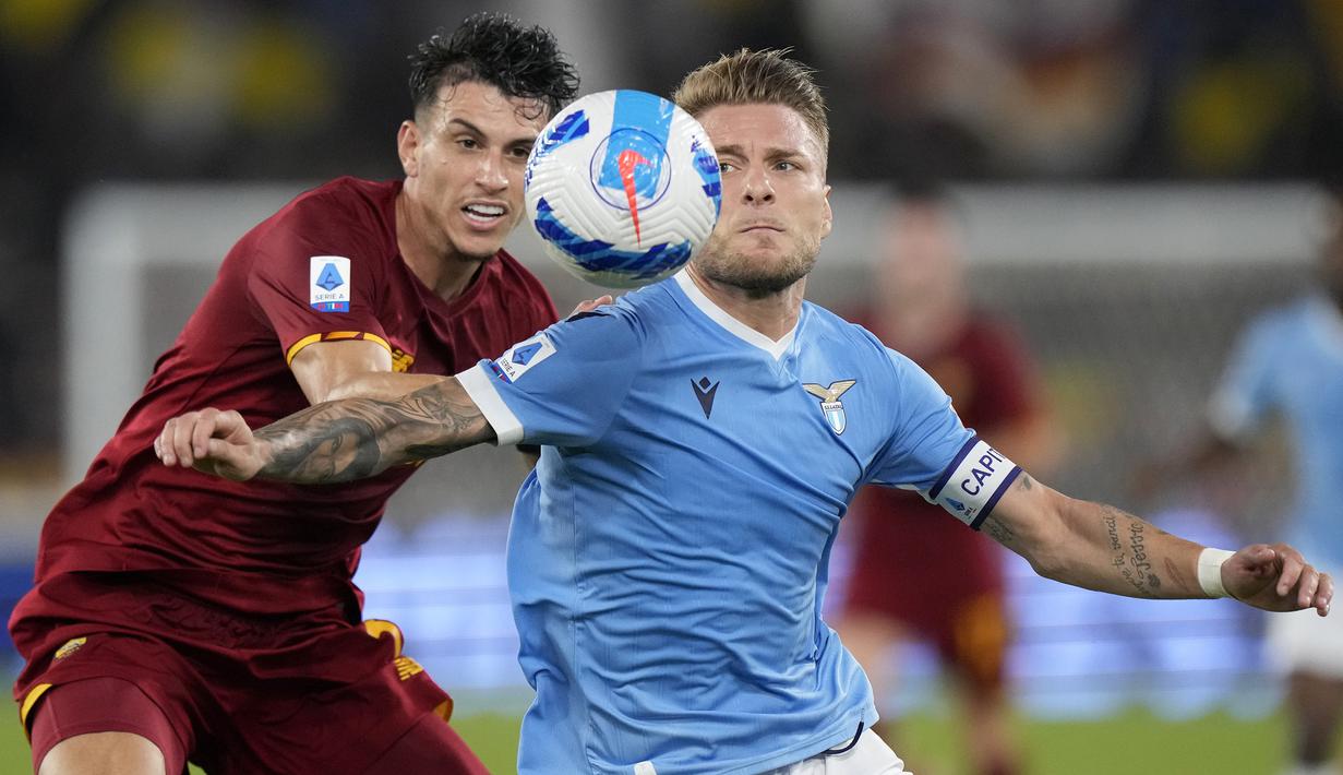 Lazio hampir memperbesar keunggulan di menit ke-83. Sepakan Ciro Immobile hanya melayang tipis di sisi kiri gawang AS Roma. Hingga laga usai, skor 3-2 bertahan untuk kemenangan Lazio. (AP/Andrew Medichini)