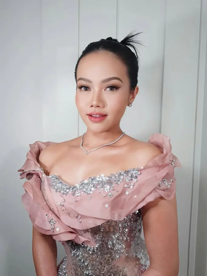 Potret Yura Yunita Awali 2026 dengan Bergaya Fairy Modern, Tampil Pangling dalam Gaun Pink Lisa Ju