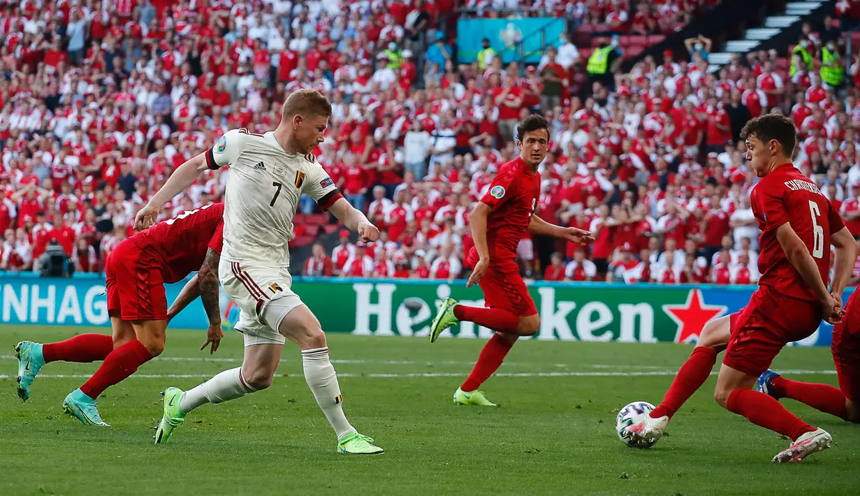 Gelandang timnas Belgia Kevin De Bruyne (kiri) mengoper bola ke rekannya Thorgan Hazard untuk mencetak gol ke gawang Denmark pada laga Grup B Euro 2020 di Parken Stadium, Kamis (17/6/2021) atau Jumat dini hari. Belgia 1-2 menang 2-1 dan besar kemungkinan ke babak 16 besar. (WOLFGANG RATTAY/POOL/AFP)