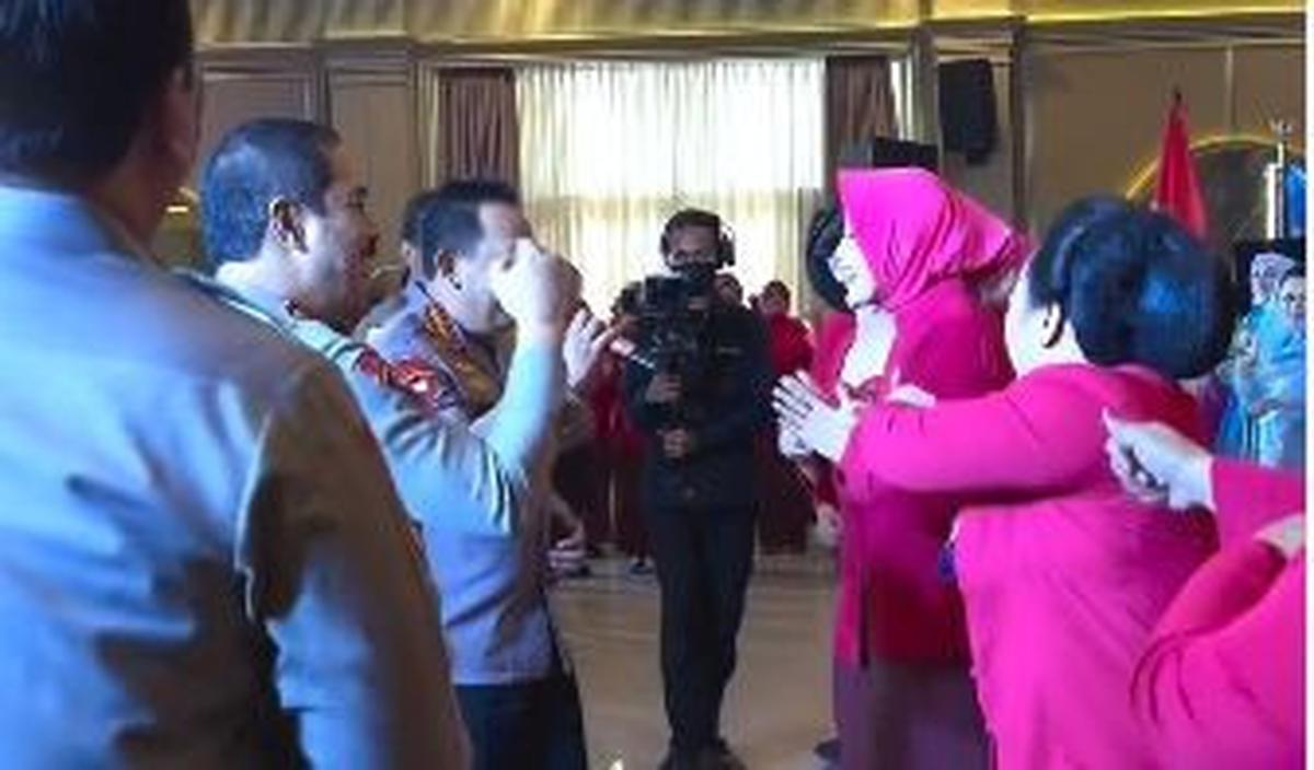 <i>"Dua-duanyanya bikin kita Happy & Seru 😄😍 Jangan Lupa Bahagia 🙏😍," tulis keterangan unggahan.</i>