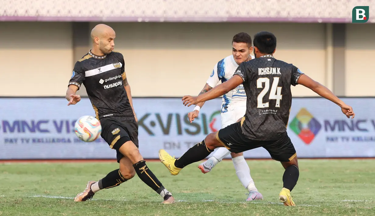Pemain PSIS Semarang, Paulo Gali Freitas, melepaskan tendangan saat melawan Dewa United pada laga pekan kedelapan BRI Liga 1 2023/2024 di Stadion Indomilk Arena, Tangerang, Senin (14/8/2023). PSIS Semarang menang telak 4-1 atas Dewa United. (Bola.com/M Iqbal Ichsan)