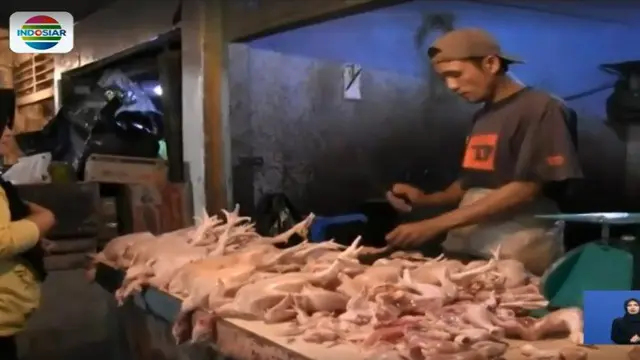 Kondisi serupa juga terjadi di Pasar Raya, Padang, Sumatera Barat. Kandang ayam milik pedagang di pasar tampak kosong.