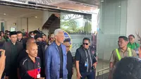 Calon presiden (capres) nomor urut tiga, Ganjar Pranowo, tiba di Bandara Internasional Mopah, Merauke, Papua Selatan, Selasa (28/11/2023). (Liputan6.com/Nanda Perdana Putra)