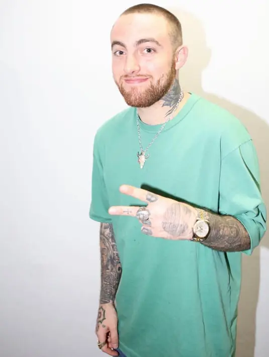 Mac dan kedua penumpangnya kemudian memutuskan untuk meninggalkan lokasi kejadian dengan jalan kaki. (instagram/macmillerig)