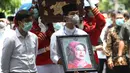 Putra Presiden Joko Widodo, Gibran Rakabuming Raka (kanan) serta adiknya Kaesang Pangarep membawa foto sang nenek Sudjiatmi Notomihardjo saat akan disalatkan di masjid dekat kediamannya di Solo, Jawa Tengah, Kamis (26/3/2020). Ibunda Jokowi meninggal karena sakit kanker. (Liputan6.com/Fajar Abrori)