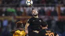 Aksi pemain AS Roma, Kostas Manolas menghalau bola dari kejaran pemain Hellas Verona pada lanjutan Serie A di Olympic stadium, Roma, (16/9/2017). Roma menang 3-0. (Angelo Carconi/ANSA via AP)