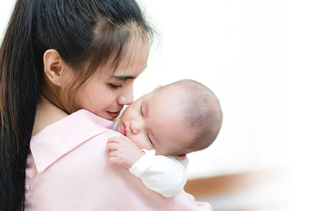 menggendong bayi kecil