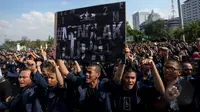 Ribuan mahasiswa Trisakti melakukan aksi unjuk rasa di depan Istana Merdeka, Jakarta, Selasa (12/5/2015). Mereka menuntut pemerintah Jokowi untuk mengusut tuntas kasus Tragedi 12 Mei 1998 yang menewaskan 4 mahasiswa Trisakti. (Liputan6.com/Faizal Fanani)