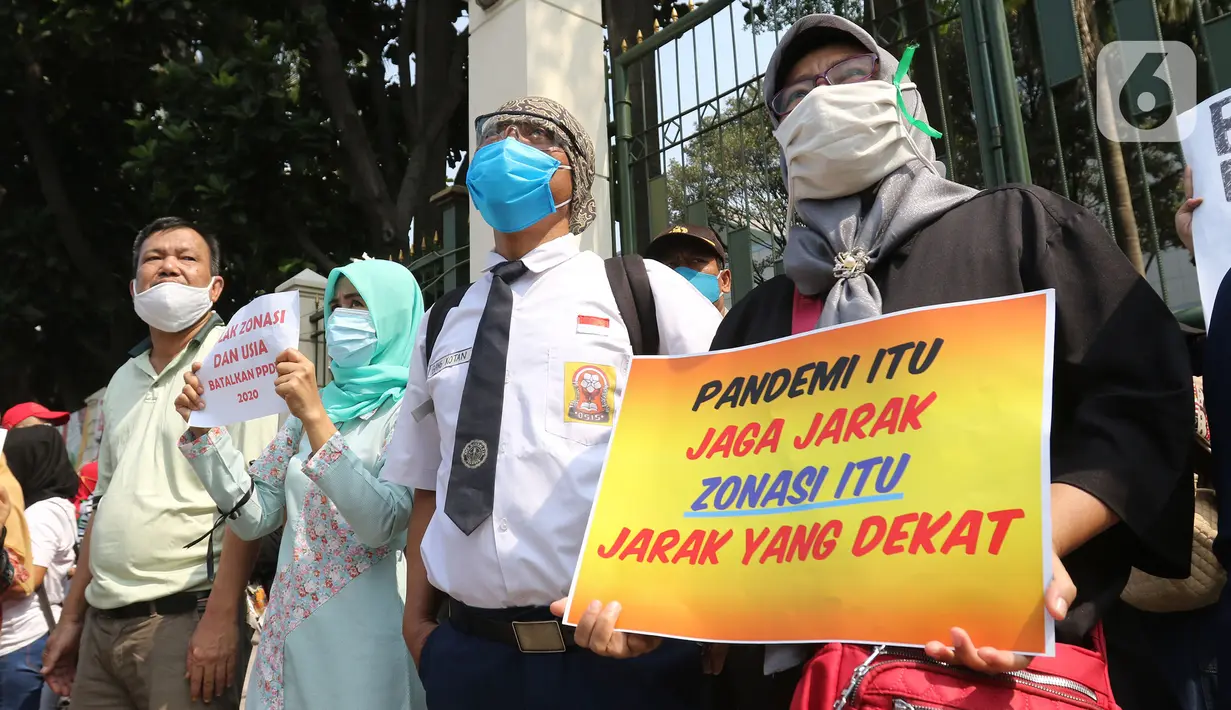Orang tua murid yang tergabung dalam Forum Relawan PPDB DKI 2020 berdemonstrasi di Kementerian Pendidikan dan Kebudayaan, Jakarta, Senin (29/6/2020). Mereka memprotes sistem Penerimaan Peserta Didik Baru (PPDB) DKI Jakarta yang seleksi penerimaannya berdasarkan usia. (Liputan6.com/Herman Zakharia)