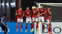 Timnas Indonesia saat menghadapi tendangan bebas lawan di ajang Piala AFF 2020. (Roslan RAHMAN / AFP)